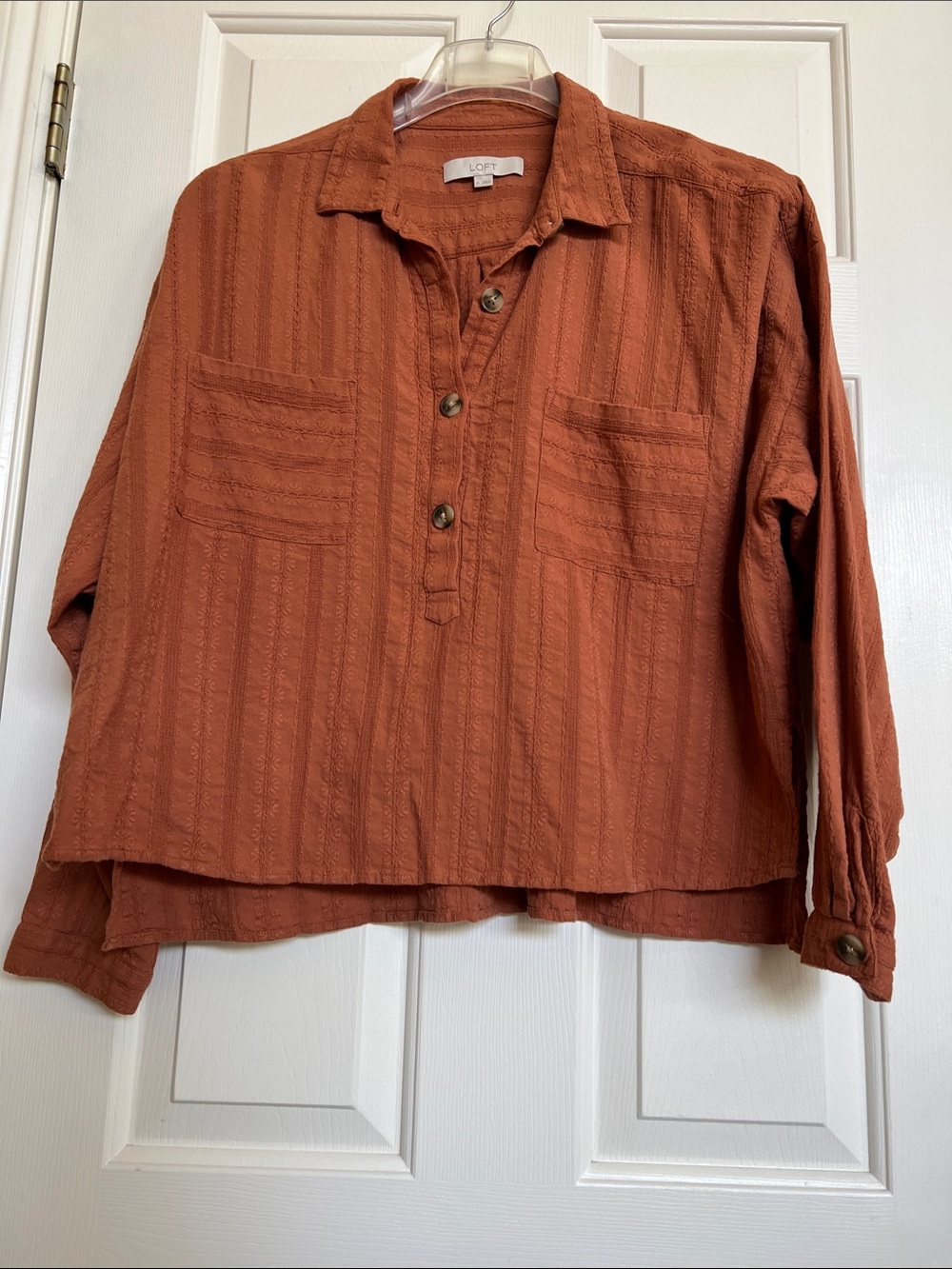 LOFT tops / blouse ( 100 % Cotton )
( Elegant textured / patterned fabric )